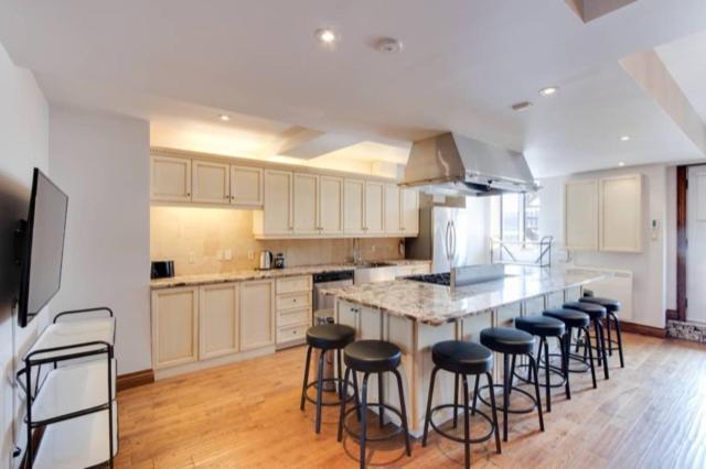 Апартаменты Lofts De La Petite Italie Монреаль Экстерьер фото