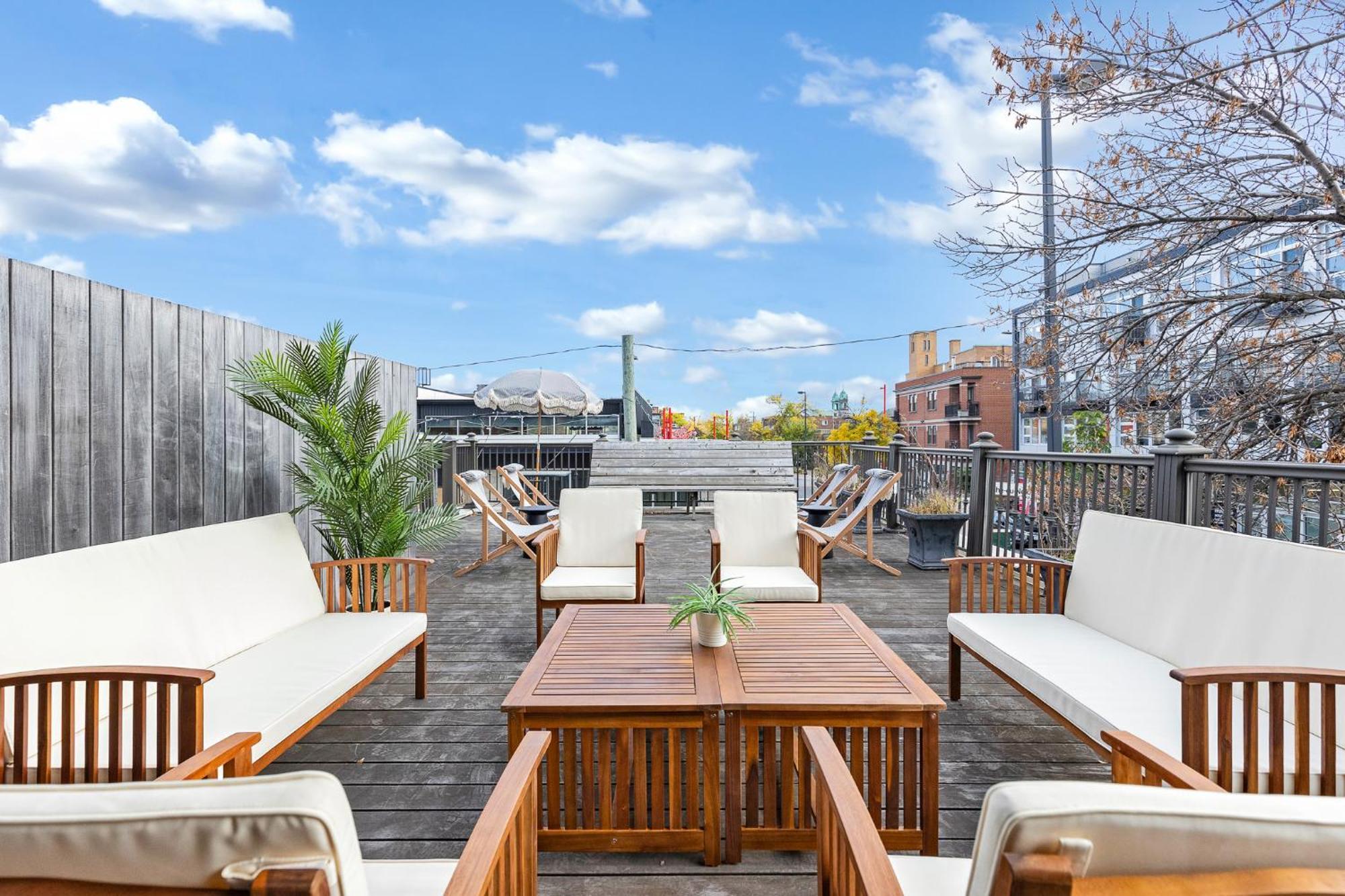 Апартаменты Lofts De La Petite Italie Монреаль Экстерьер фото